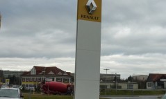 Aussenwerbung Signalisation mit Pylon Marke Renault